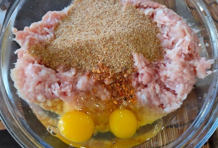 Фото шага рецепта Биточки куриные в духовке 174829 шаг 4  