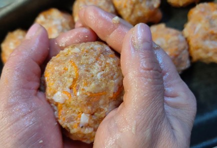 Фото шага рецепта Биточки куриные в духовке 174829 шаг 9  