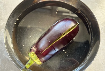 Фото шага рецепта Битые баклажаны с сыром и помидором 174529 шаг 4  