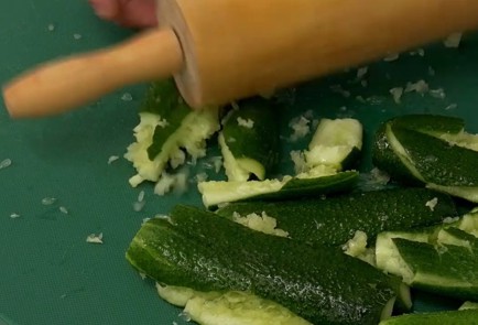 Фото шага рецепта Битые огурцы 137118 шаг 3  