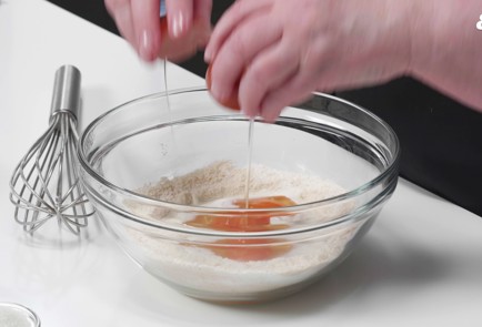 Фото шага рецепта Блинчик Dutch Baby с миндальной мукой 175819 шаг 2  