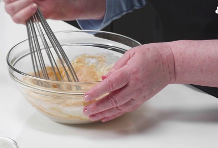 Фото шага рецепта Блинчик Dutch Baby с миндальной мукой 175819 шаг 3  