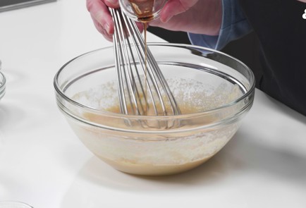 Фото шага рецепта Блинчик Dutch Baby с миндальной мукой 175819 шаг 4  