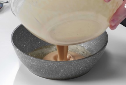 Фото шага рецепта Блинчик Dutch Baby с миндальной мукой 175819 шаг 9  