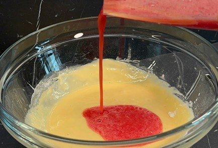 Фото шага рецепта Блинчики из арбуза 187019 шаг 2