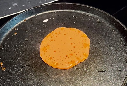 Фото шага рецепта Блинчики из арбуза 187019 шаг 3