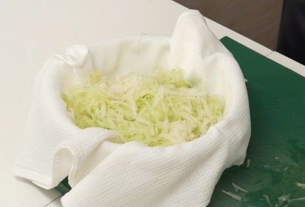 Фото шага рецепта Блинчики из кольраби 39895 шаг 1