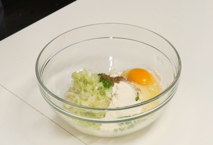 Фото шага рецепта Блинчики из кольраби 39895 шаг 2