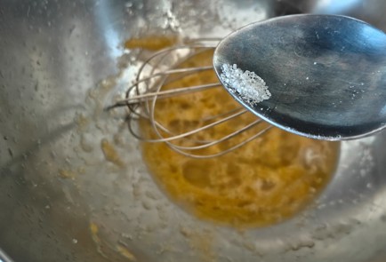 Фото шага рецепта Блинчики с адыгейским сыром и помидором 190890 шаг 2  