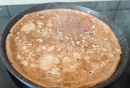 Фото шага рецепта Блинчики с адыгейским сыром и помидором 190890 шаг 7  