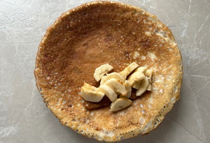 Фото шага рецепта Блинчики с бананом и вареной сгущенкой 189374 шаг 9  