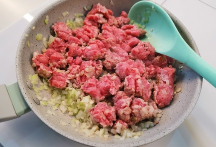 Фото шага рецепта Блинчики с фаршем 191414 шаг 2