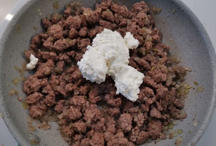 Фото шага рецепта Блинчики с фаршем 191414 шаг 5