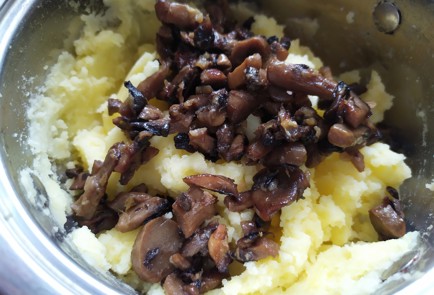 Фото шага рецепта Блинчики с картофелем и грибами 189971 шаг 7  