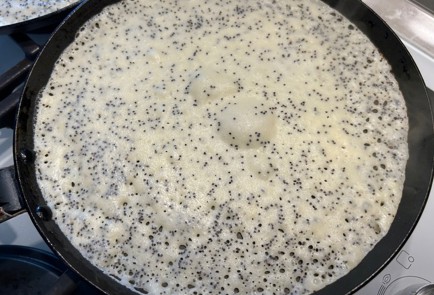 Фото шага рецепта Блинчики с маком на концентрированном молоке 174144 шаг 11  