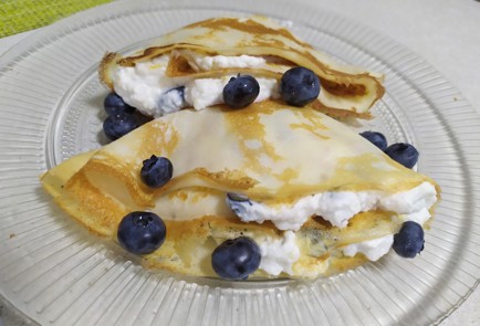 Фото шага рецепта Блинчики с сыром рикотта и голубикой 189725 шаг 10  