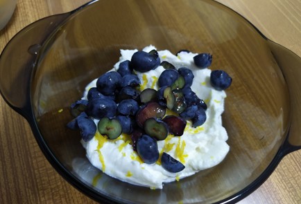 Фото шага рецепта Блинчики с сыром рикотта и голубикой 189725 шаг 7  