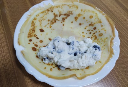 Фото шага рецепта Блинчики с сыром рикотта и голубикой 189725 шаг 8  