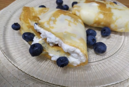 Фото шага рецепта Блинчики с сыром рикотта и голубикой 189725 шаг 9  