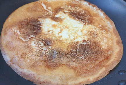 Фото шага рецепта Блинчики с рикоттой и манго 191298 шаг 4