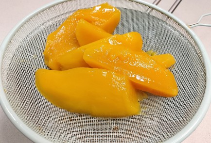 Фото шага рецепта Блинчики с рикоттой и манго 191298 шаг 5