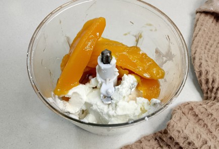 Фото шага рецепта Блинчики с рикоттой и манго 191298 шаг 6