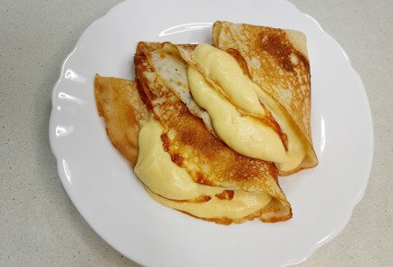 Фото шага рецепта Блинчики с рикоттой и манго 191298 шаг 9