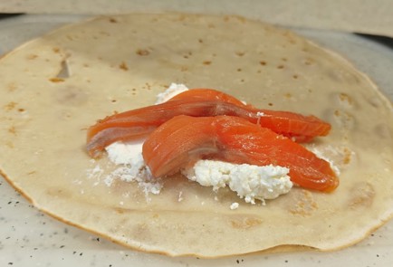 Фото шага рецепта Блинчики с красной рыбой 190656 шаг 10