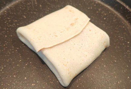 Фото шага рецепта Блинчики с сыром и колбасой 190892 шаг 11  