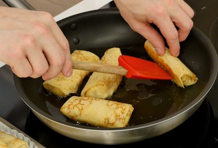 Фото шага рецепта Блинчики с творогом 126418 шаг 6  