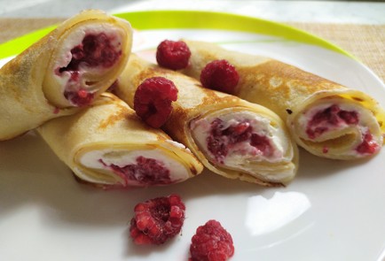 Фото шага рецепта Блинчики с творожным сыром и малиной 188950 шаг 10  