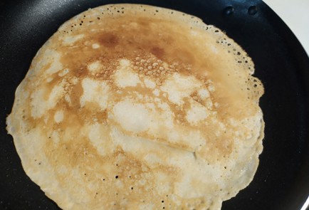 Фото шага рецепта Блинчики с творожным сыром и малиной 188950 шаг 4  