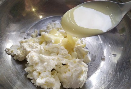 Фото шага рецепта Блинчики с творожным сыром и малиной 188950 шаг 6  