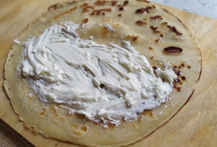 Фото шага рецепта Блинчики с творожным сыром и малиной 188950 шаг 7  