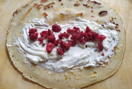 Фото шага рецепта Блинчики с творожным сыром и малиной 188950 шаг 8  