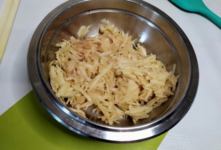 Фото шага рецепта Блинчики с яблоком и корицей 188022 шаг 4  