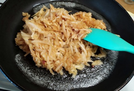 Фото шага рецепта Блинчики с яблоком и корицей 188022 шаг 6  