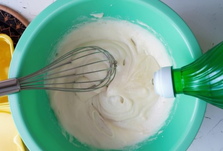 Фото шага рецепта Оладьи с яблоком 191311 шаг 5  