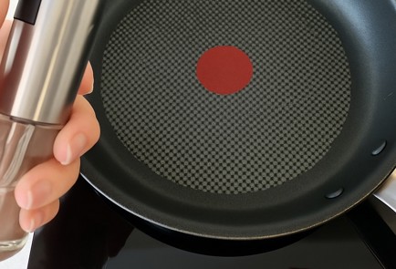 Фото шага рецепта Оладьи с яблоком 191311 шаг 6  