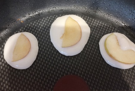 Фото шага рецепта Оладьи с яблоком 191311 шаг 8  