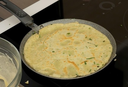 Фото шага рецепта Блинчики с зеленым луком и кинзой 46019 шаг 4  