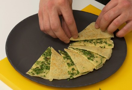 Фото шага рецепта Блинчики с зеленым луком и кинзой 46019 шаг 5  