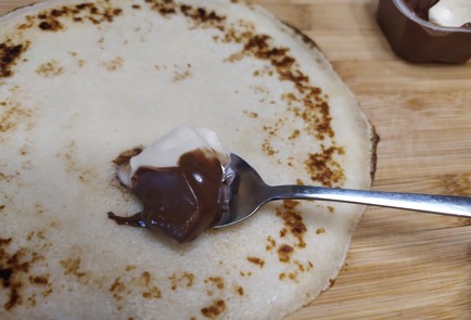 Фото шага рецепта Блинный ролл с бананом и шоколадной пастой 189087 шаг 5  