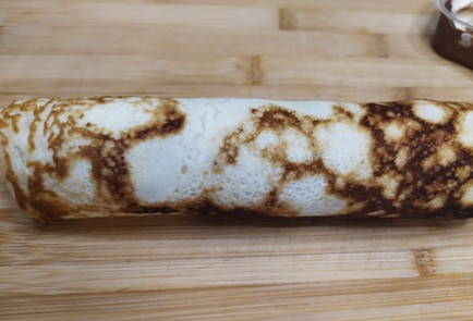 Фото шага рецепта Блинный ролл с бананом и шоколадной пастой 189087 шаг 8  