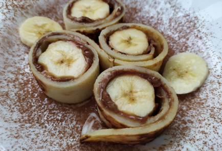 Фото шага рецепта Блинный ролл с бананом и шоколадной пастой 189087 шаг 9  