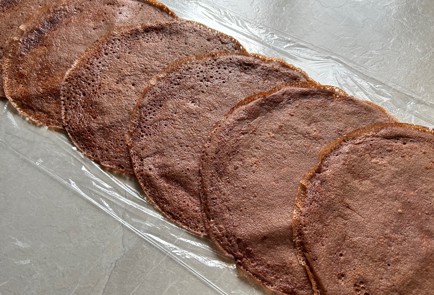 Фото шага рецепта Блинный рулет с клубникой 174129 шаг 11  