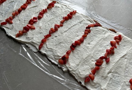 Фото шага рецепта Блинный рулет с клубникой 174129 шаг 13  