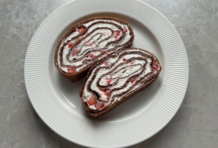 Фото шага рецепта Блинный рулет с клубникой 174129 шаг 15  