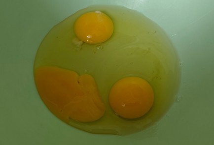 Фото шага рецепта Блины домашние на молоке и кипятке 191384 шаг 1