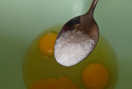 Фото шага рецепта Блины домашние на молоке и кипятке 191384 шаг 2